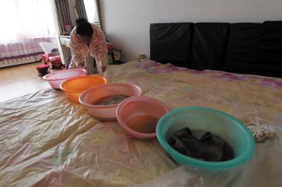 阿图什楼上漏水，住户失联，小区没物管，业主维权难！律师来支招……